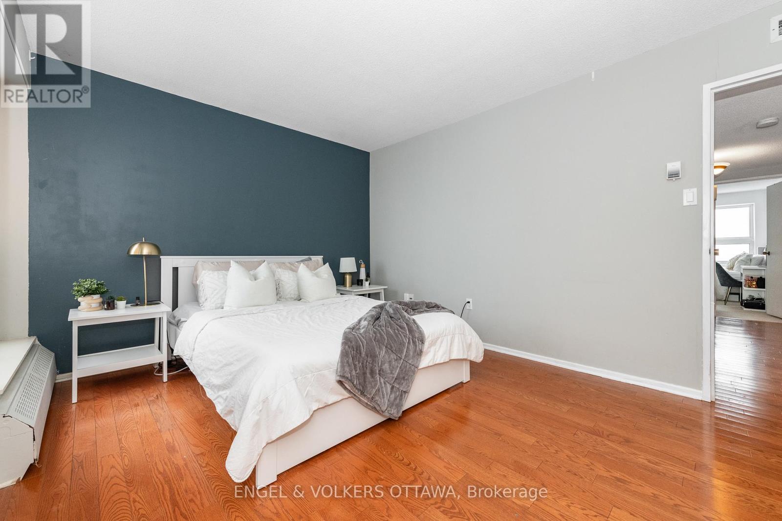 906 - 373 Laurier Avenue E