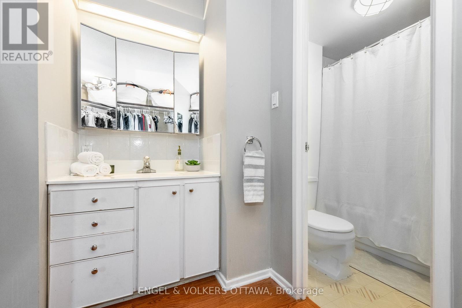 906 - 373 Laurier Avenue E