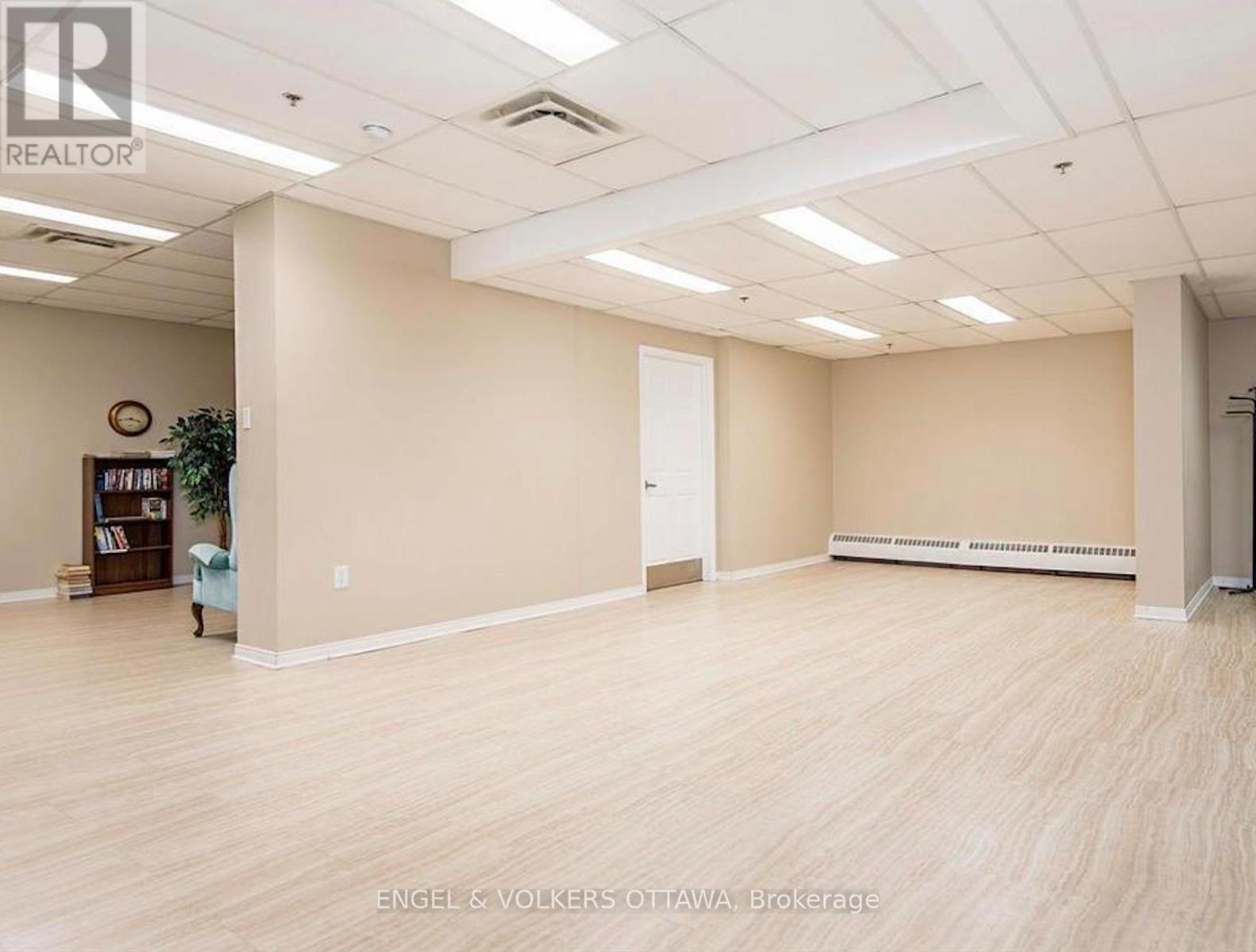 906 - 373 Laurier Avenue E