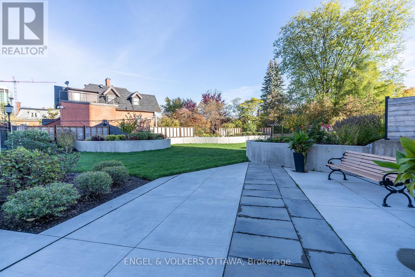 906 - 373 Laurier Avenue E