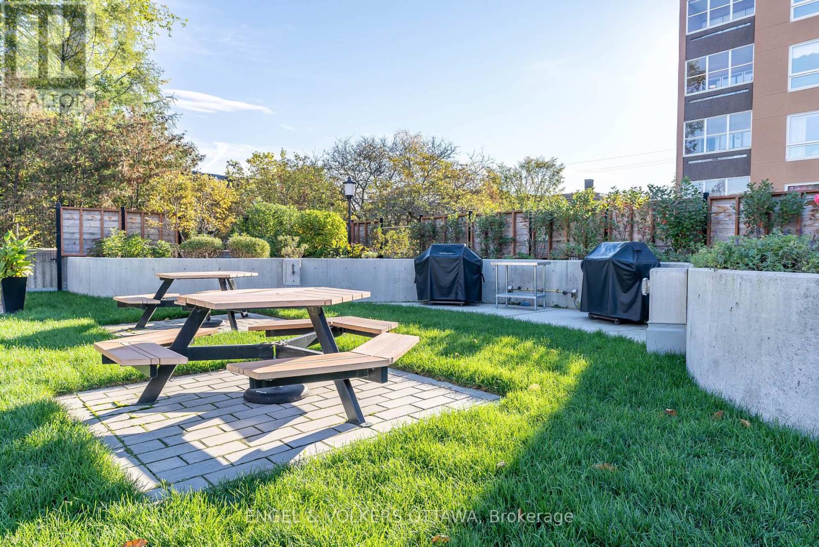 906 - 373 Laurier Avenue E