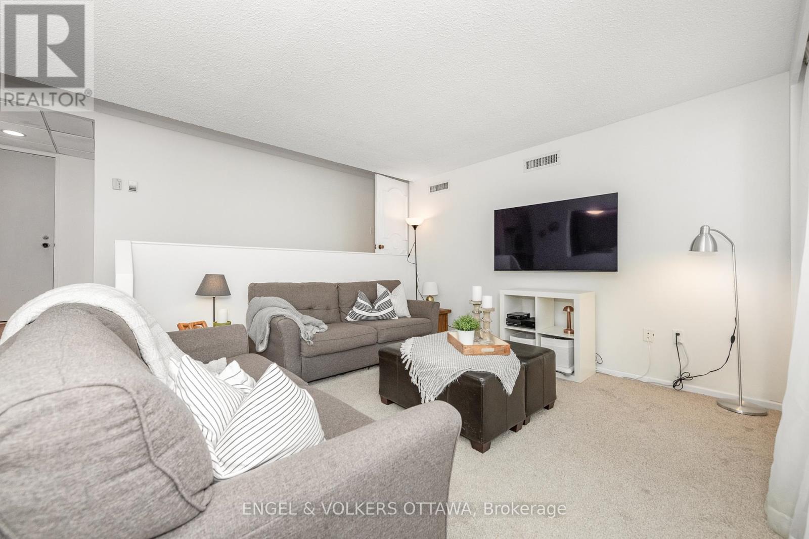 906 - 373 Laurier Avenue E