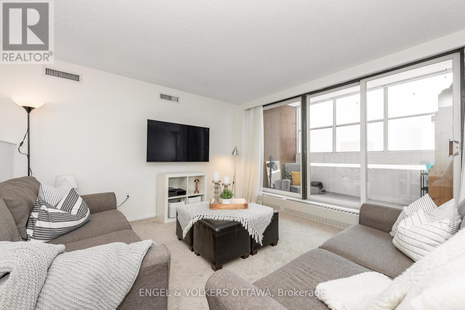 906 - 373 Laurier Avenue E