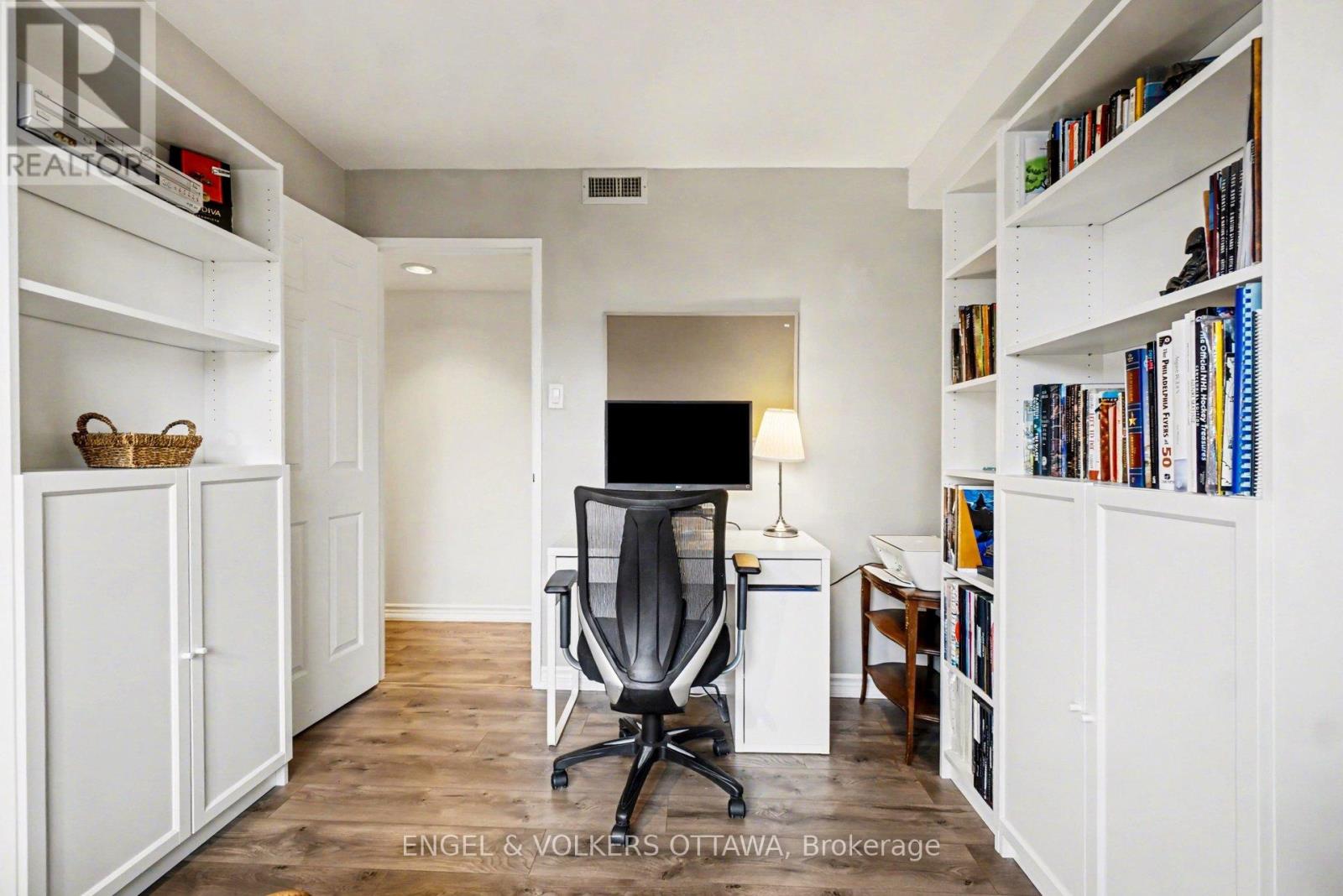 2209 - 470 Laurier Avenue W