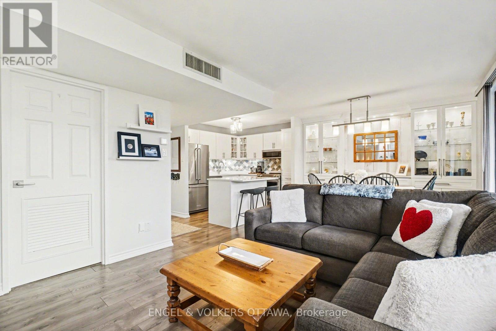 2209 - 470 Laurier Avenue W