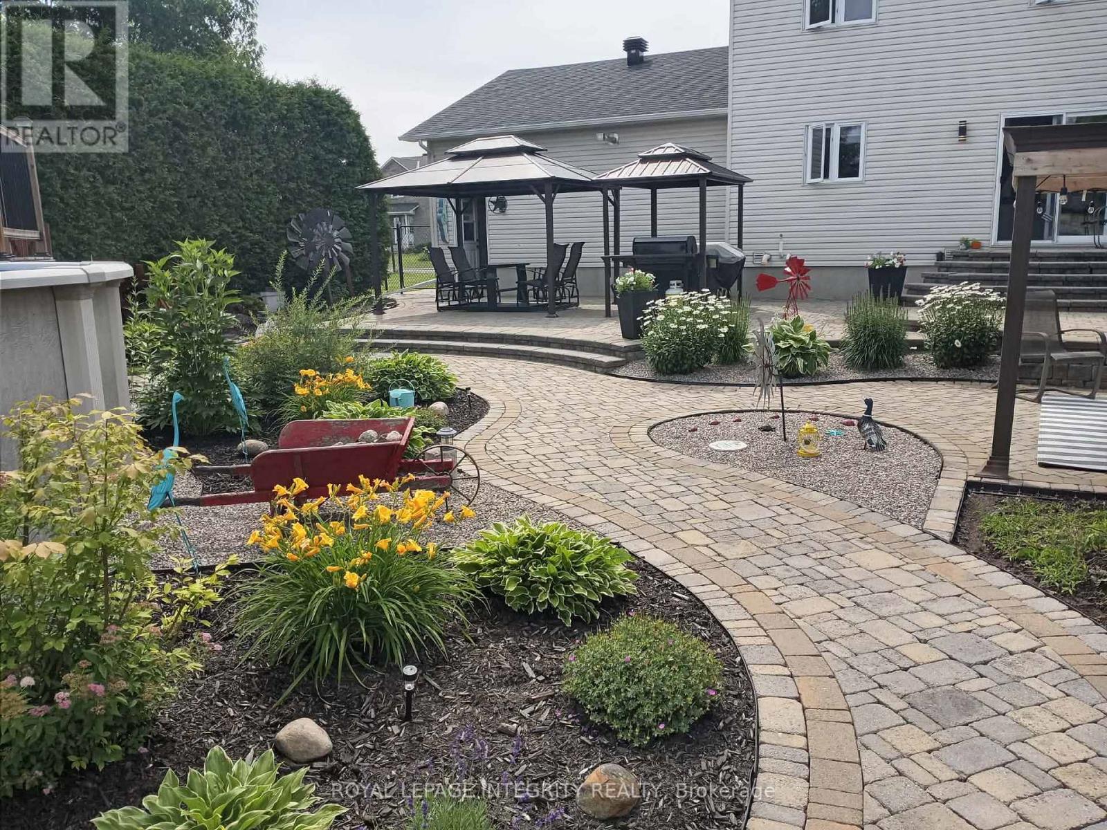 36 Frontenac Boulevard