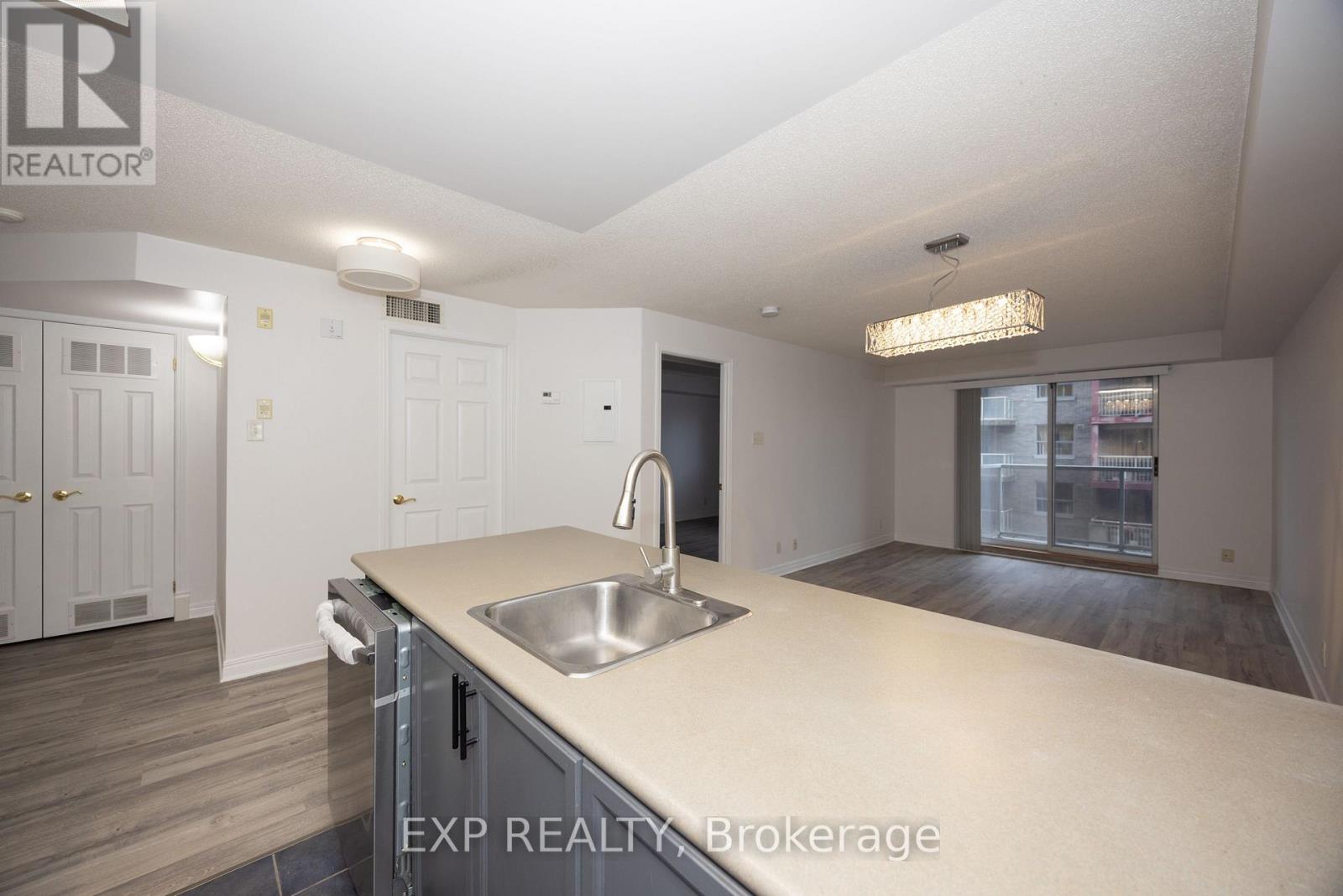 803 - 429 Somerset Street W