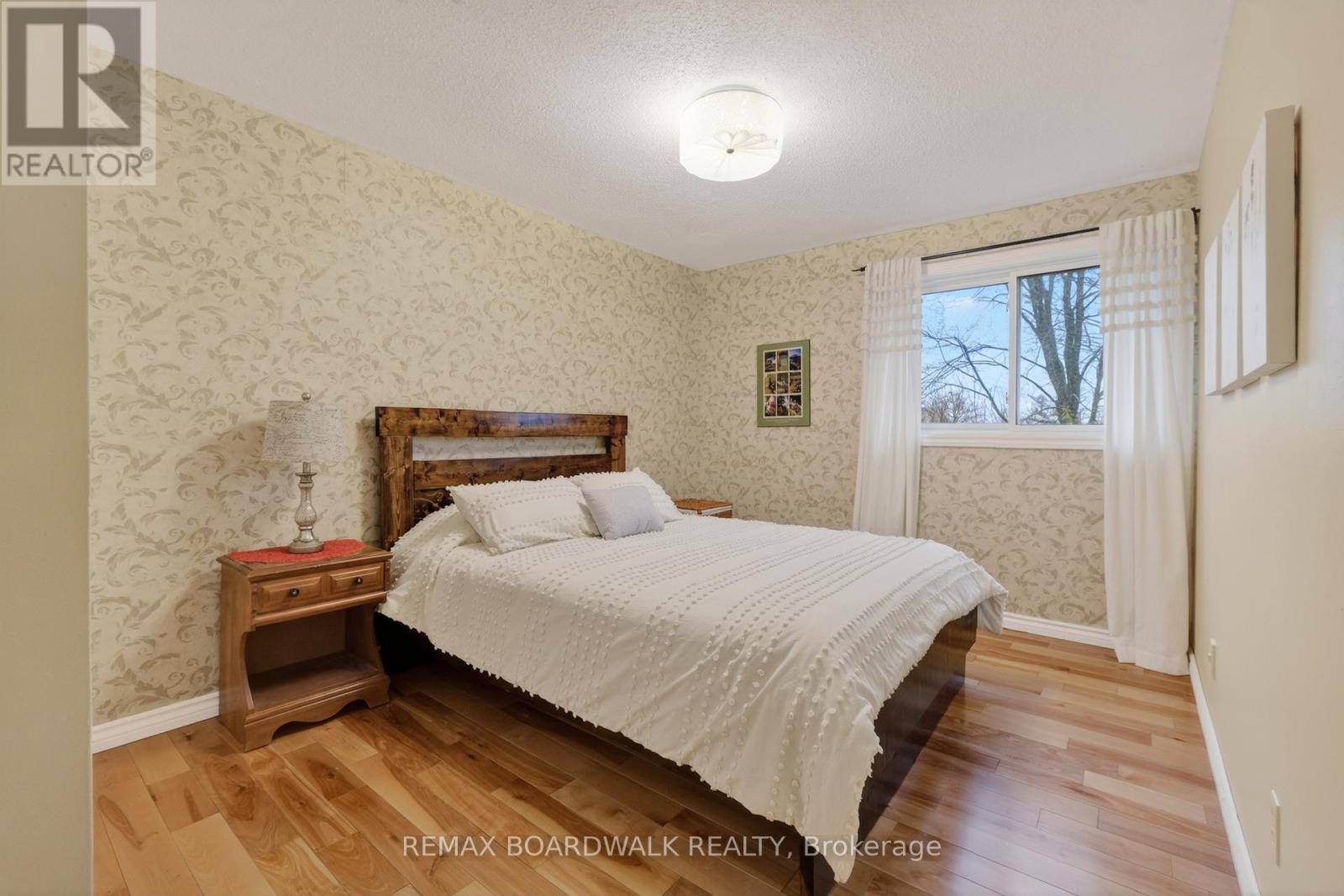 7925 Jeanne D'arc Boulevard N