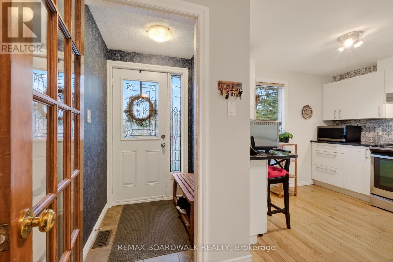 7925 Jeanne D'arc Boulevard N