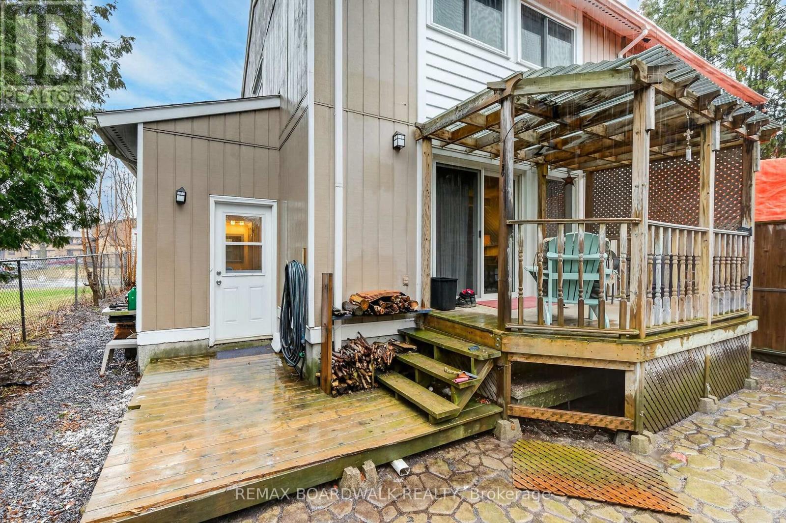 7925 Jeanne D'arc Boulevard N