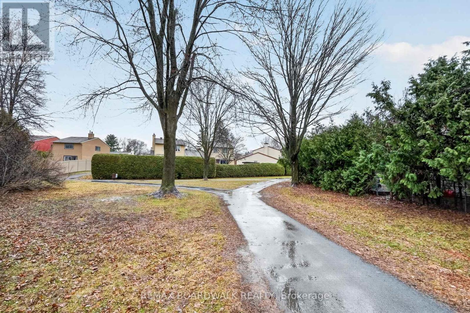 7925 Jeanne D'arc Boulevard N