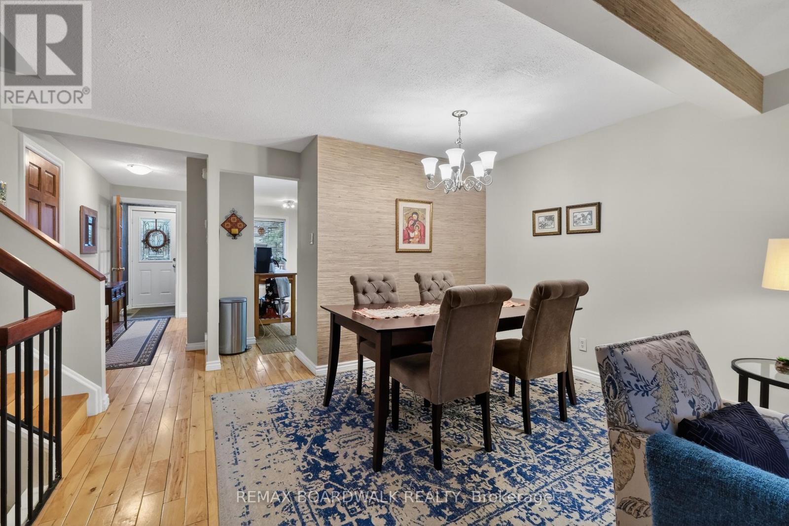 7925 Jeanne D'arc Boulevard N