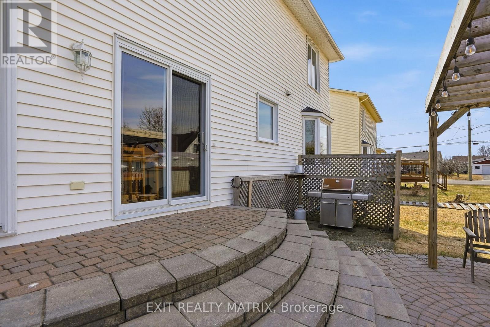 144 Centenaire Street