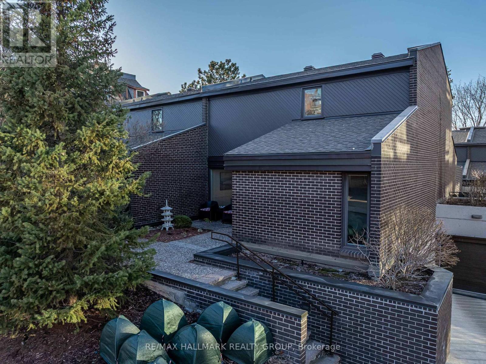 Th2 - 300 Queen Elizabeth Drive