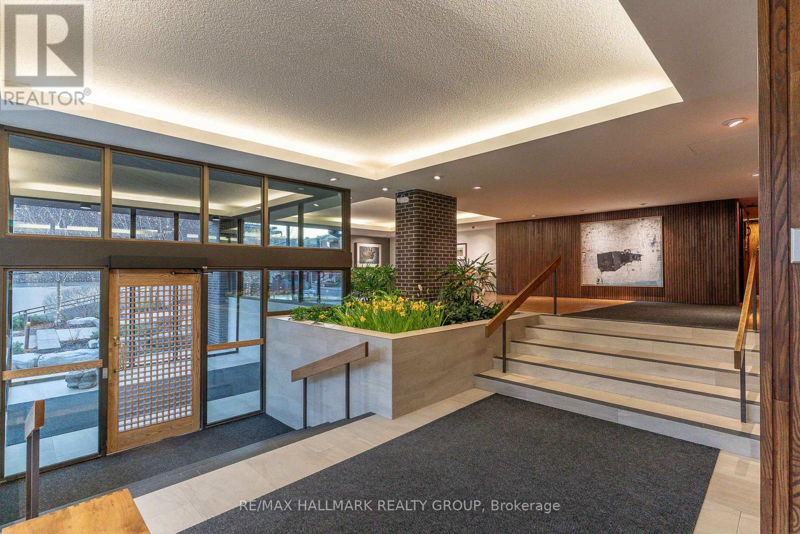 Th2 - 300 Queen Elizabeth Drive