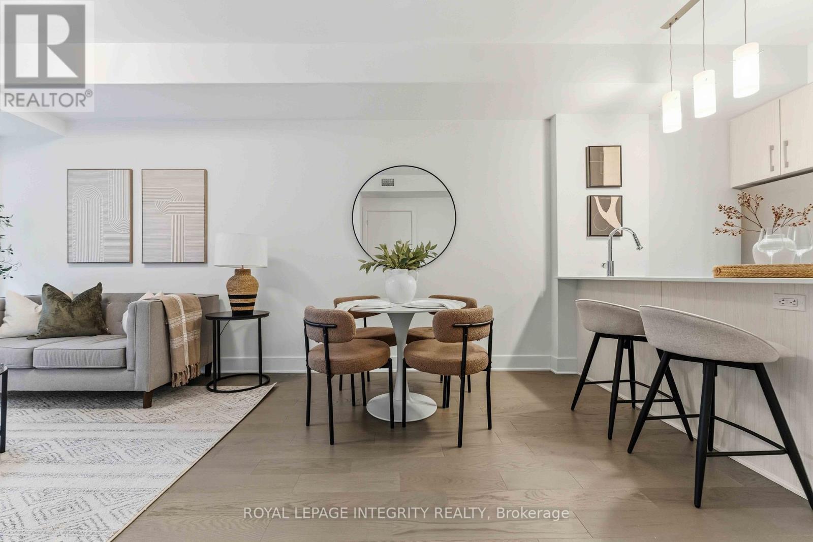 1007 - 255 Bay Street