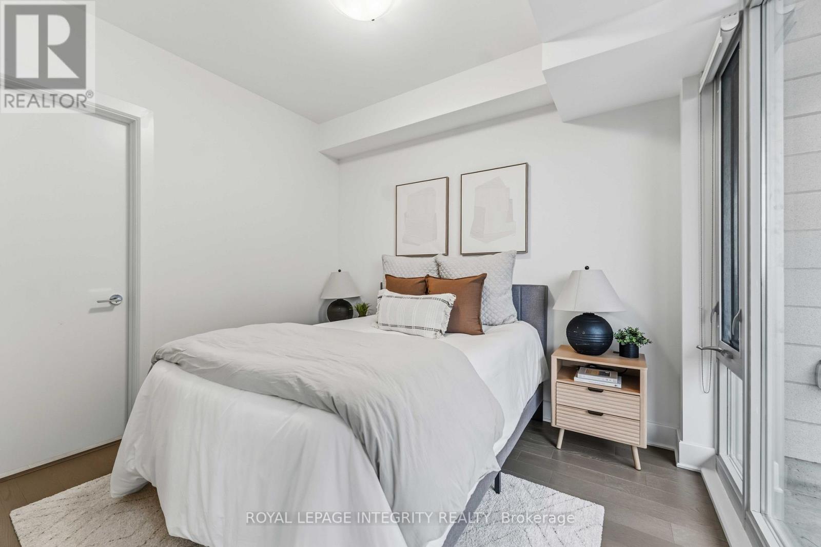 1007 - 255 Bay Street