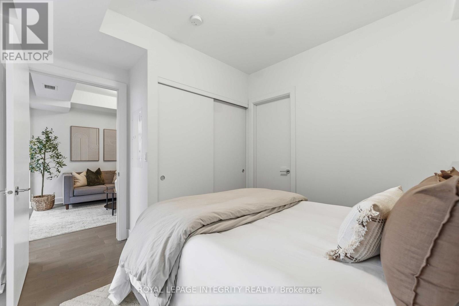 1007 - 255 Bay Street