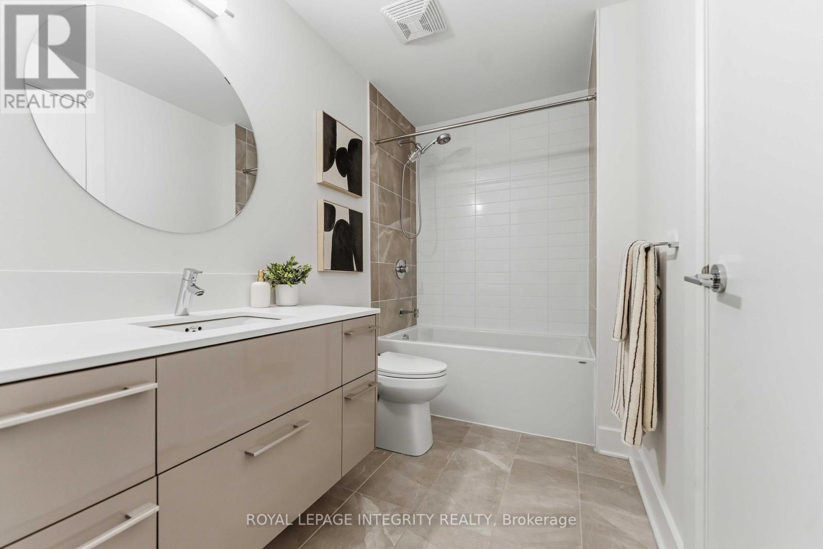 1007 - 255 Bay Street