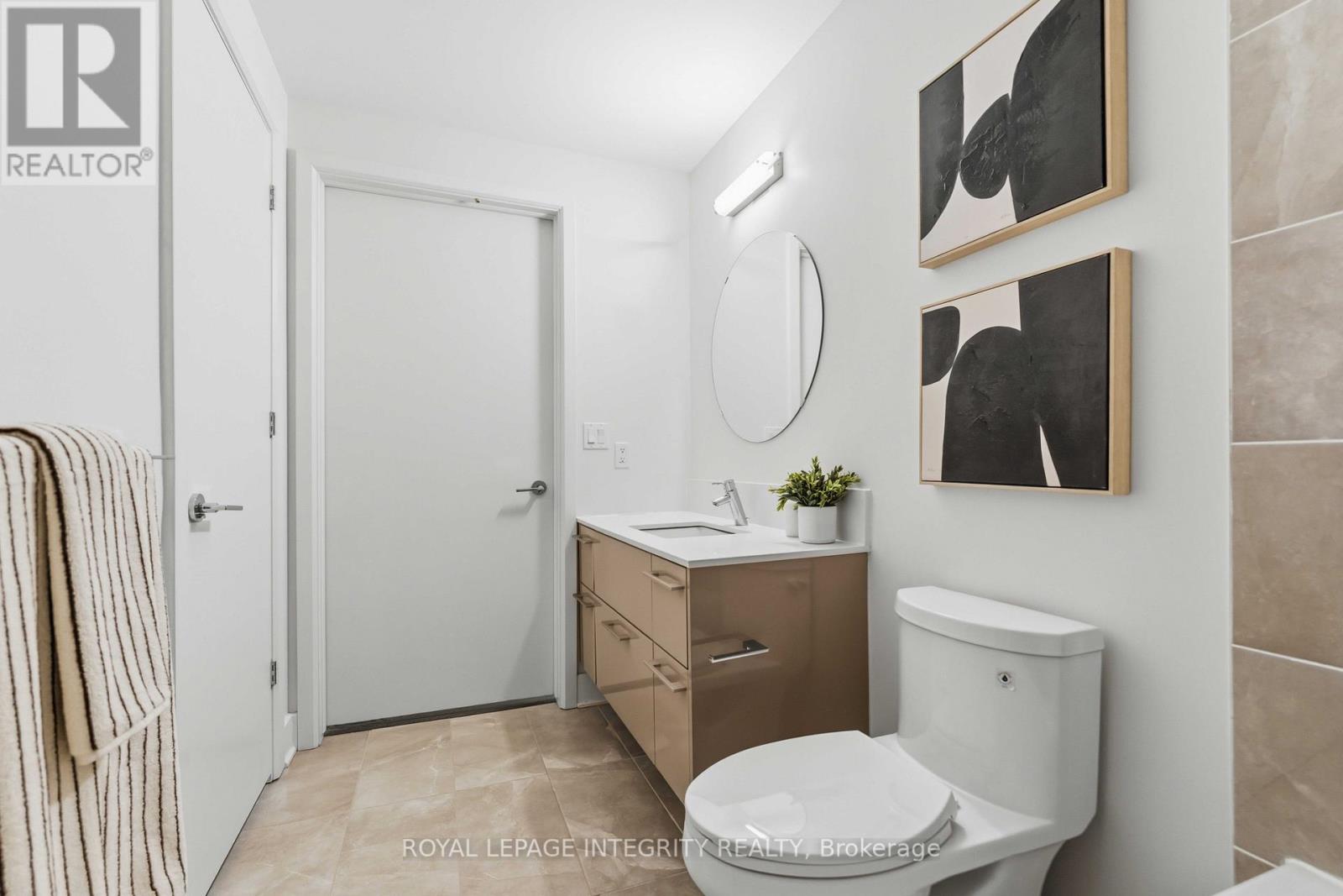 1007 - 255 Bay Street