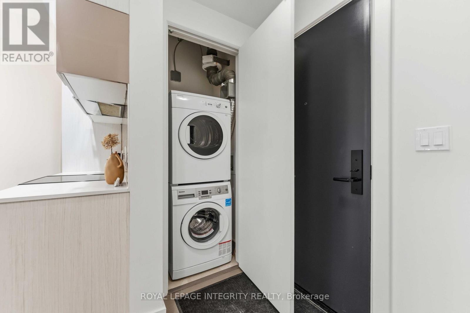 1007 - 255 Bay Street