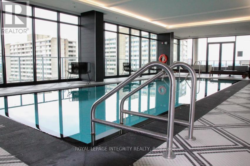 1007 - 255 Bay Street