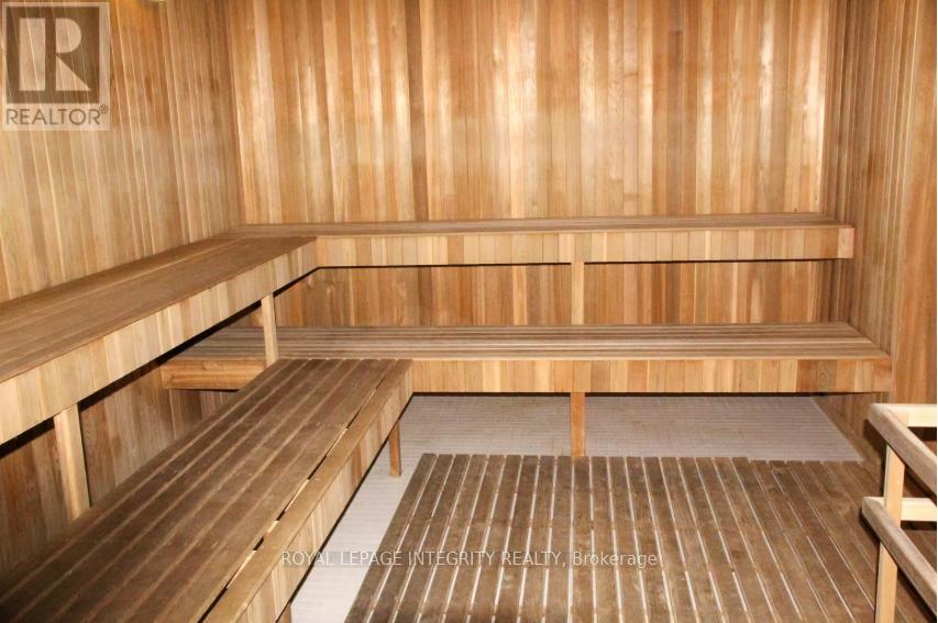 1007 - 255 Bay Street