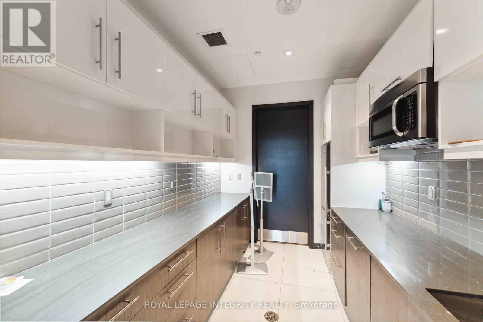 1007 - 255 Bay Street