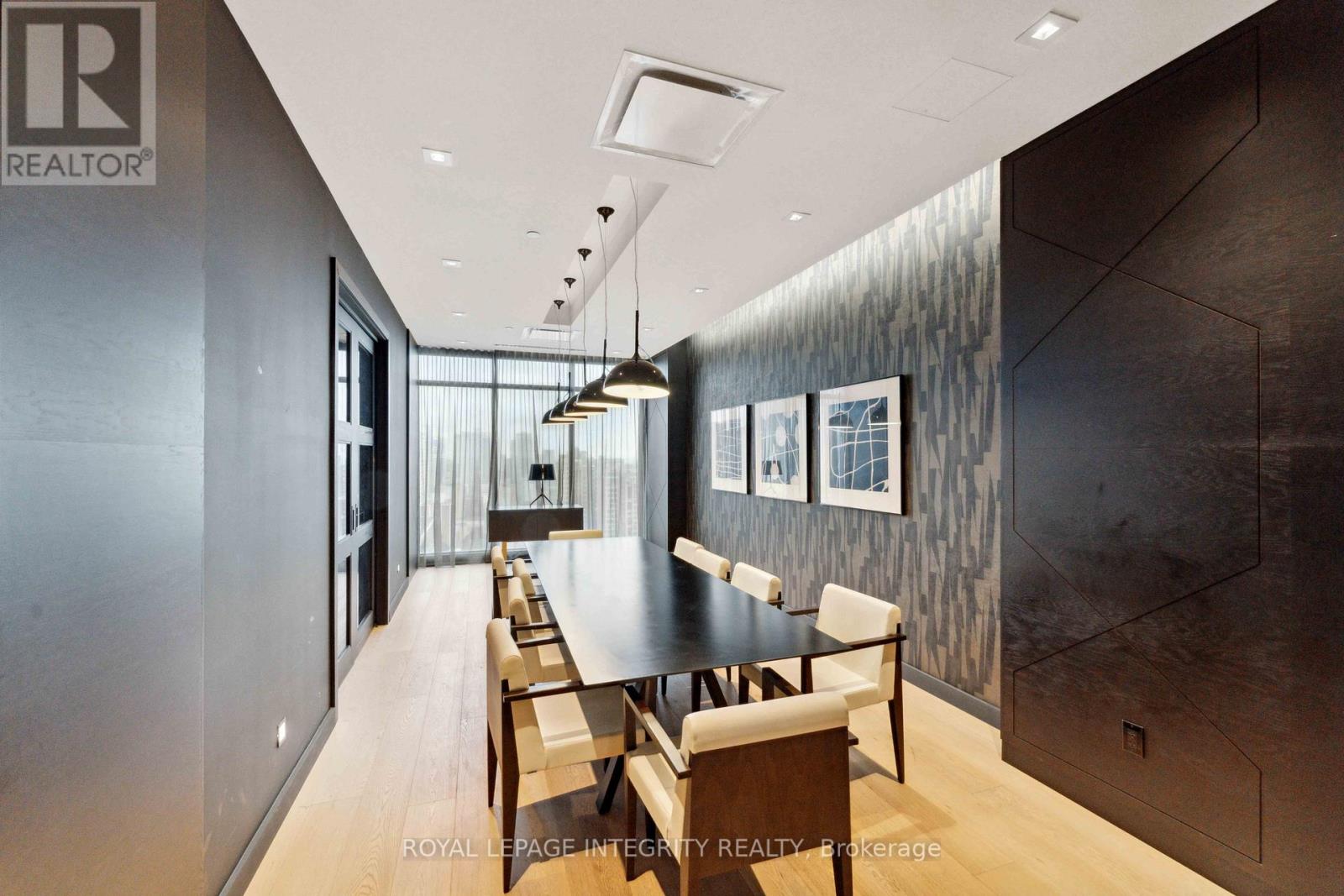 1007 - 255 Bay Street