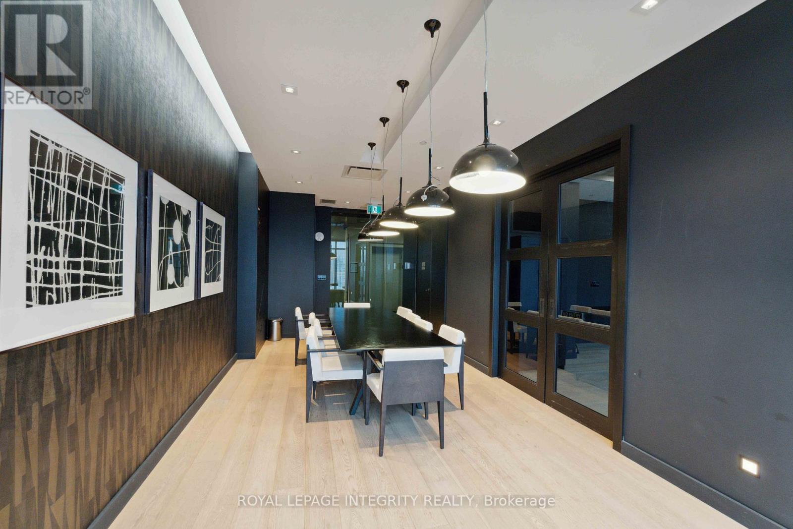 1007 - 255 Bay Street