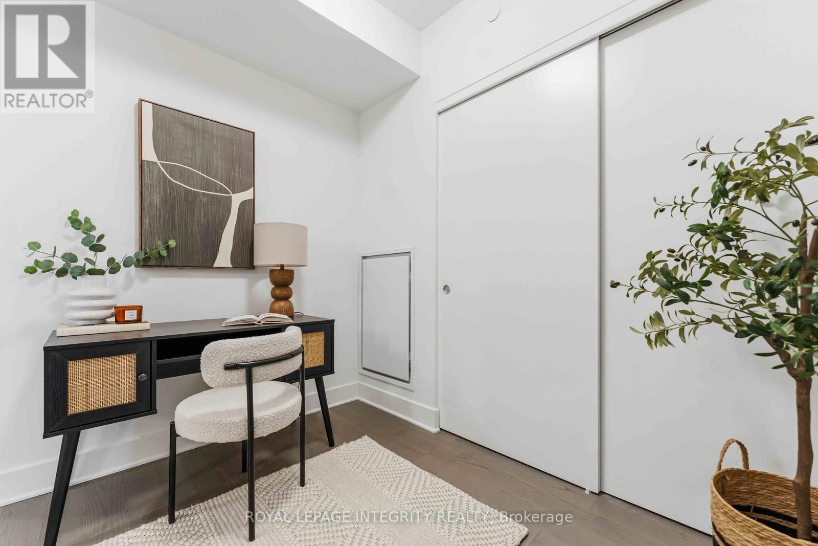 1007 - 255 Bay Street