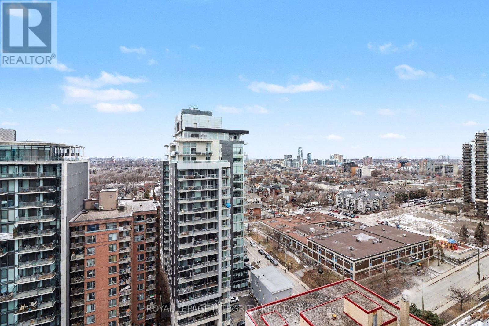 Ph2104 - 470 Laurier Avenue W