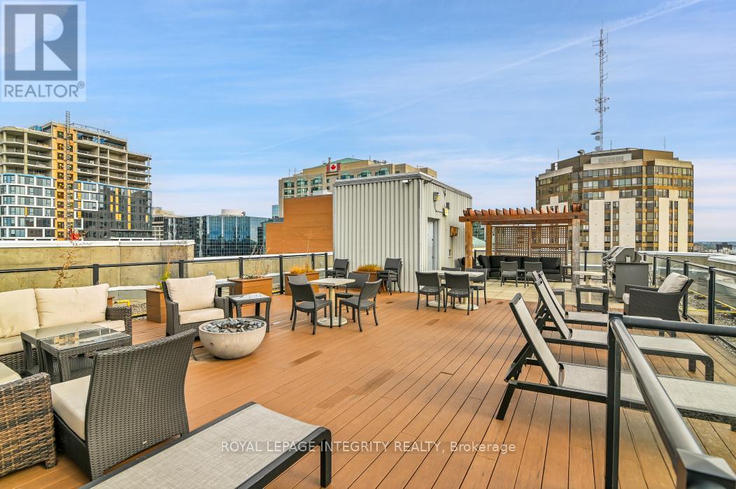 Ph2104 - 470 Laurier Avenue W