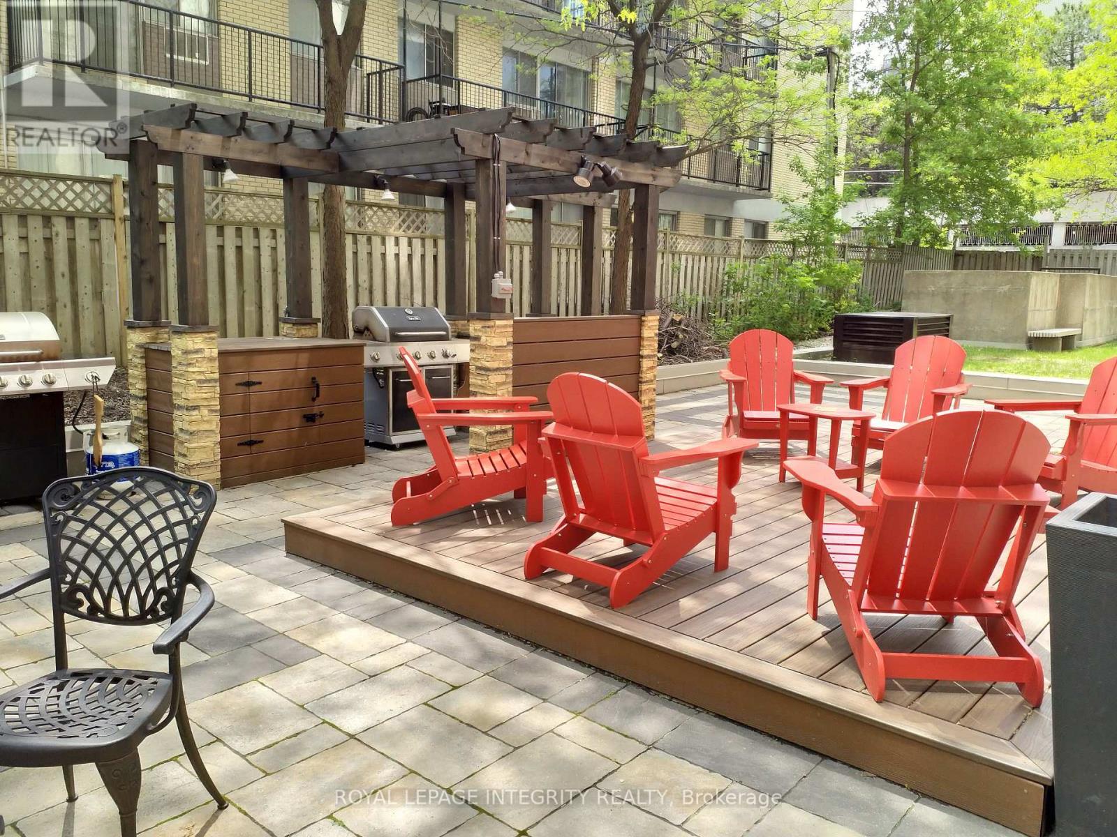 Ph2104 - 470 Laurier Avenue W