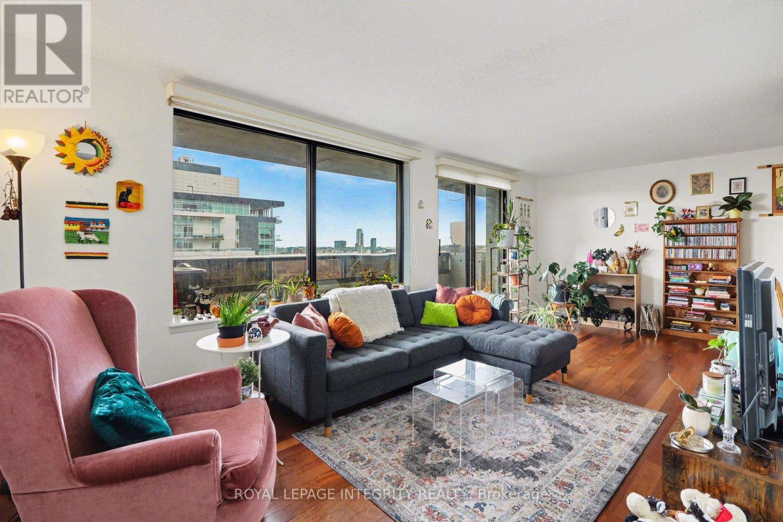 Ph2104 - 470 Laurier Avenue W