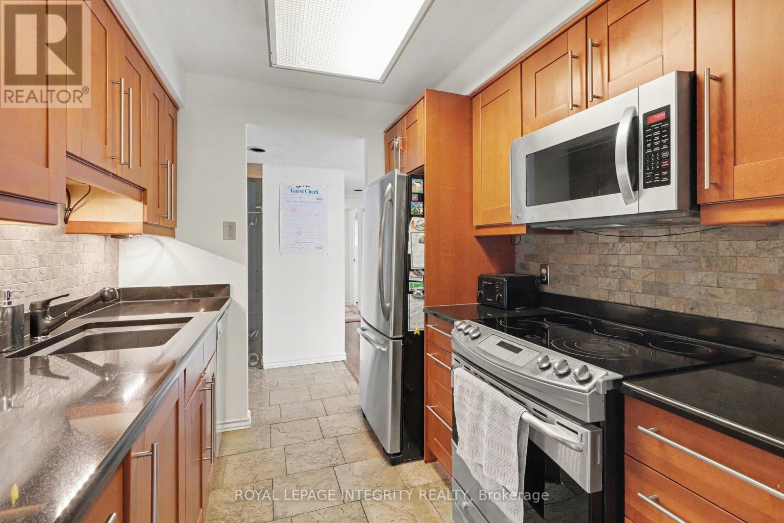 Ph2104 - 470 Laurier Avenue W