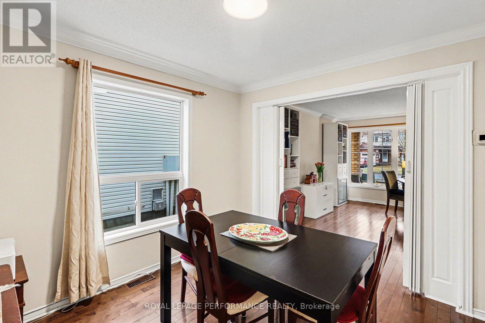 897 Paradise Crescent