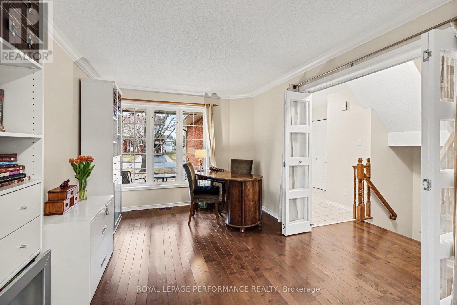 897 Paradise Crescent