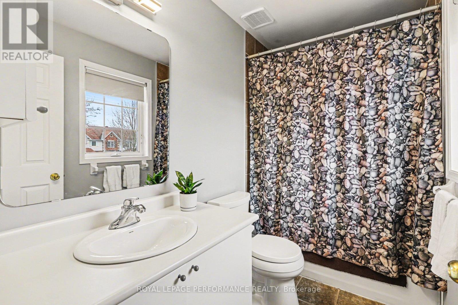 897 Paradise Crescent