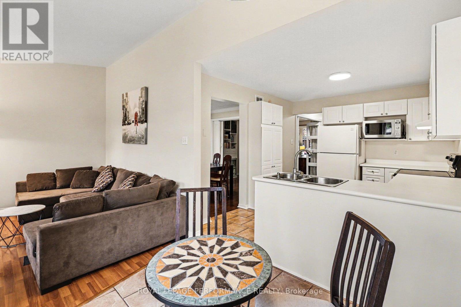 897 Paradise Crescent