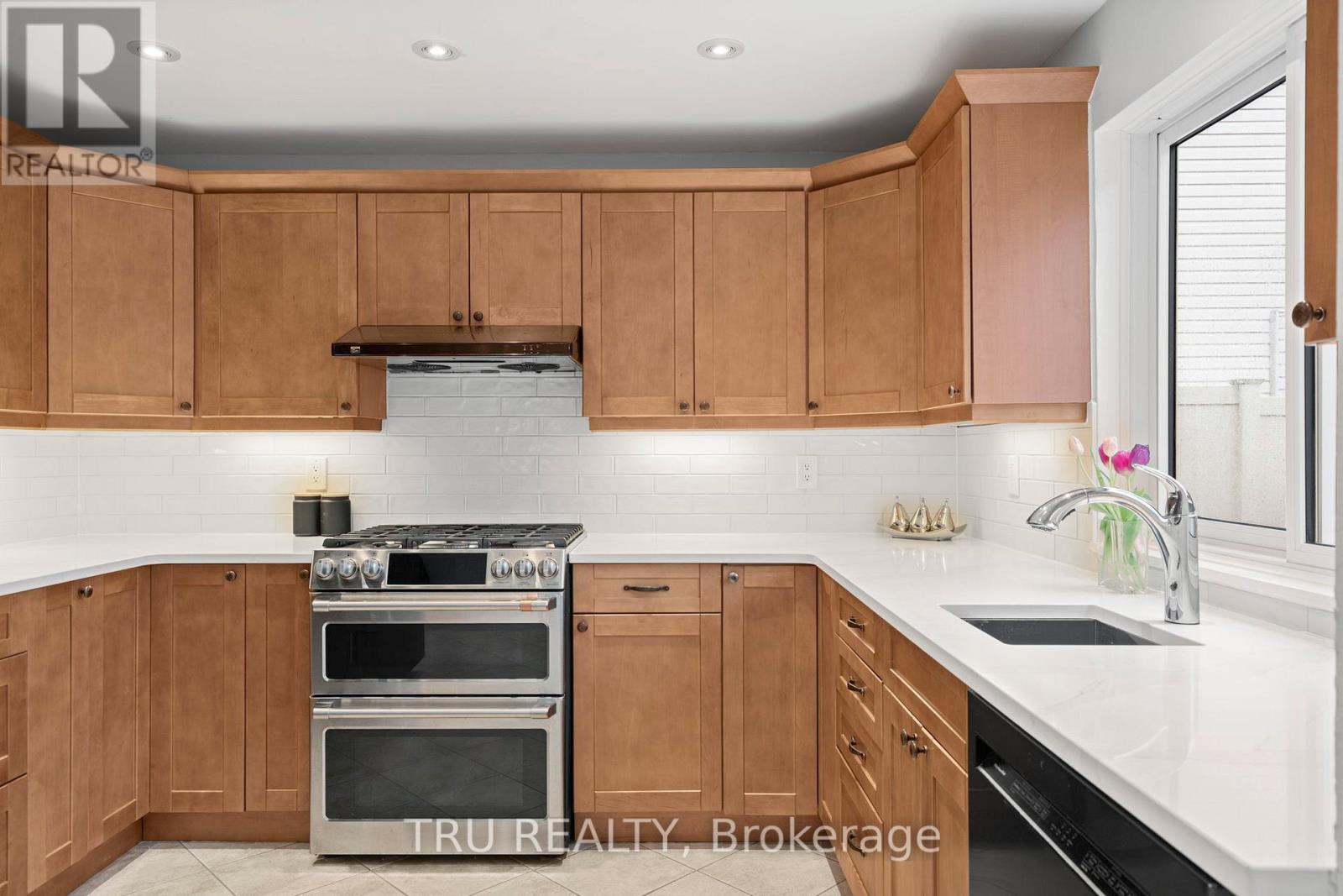 256 Hoylake Crescent