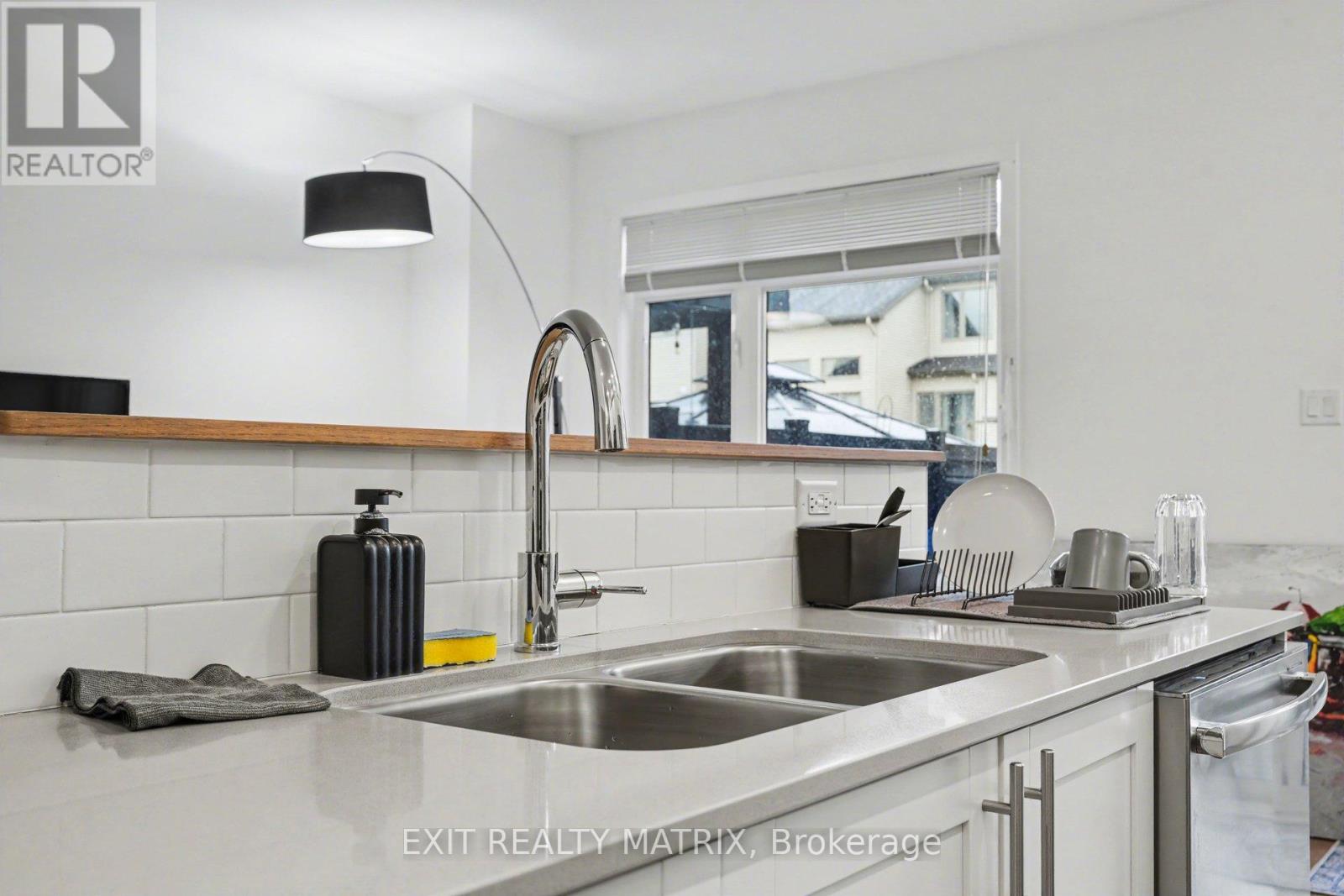 656 Putney Crescent W