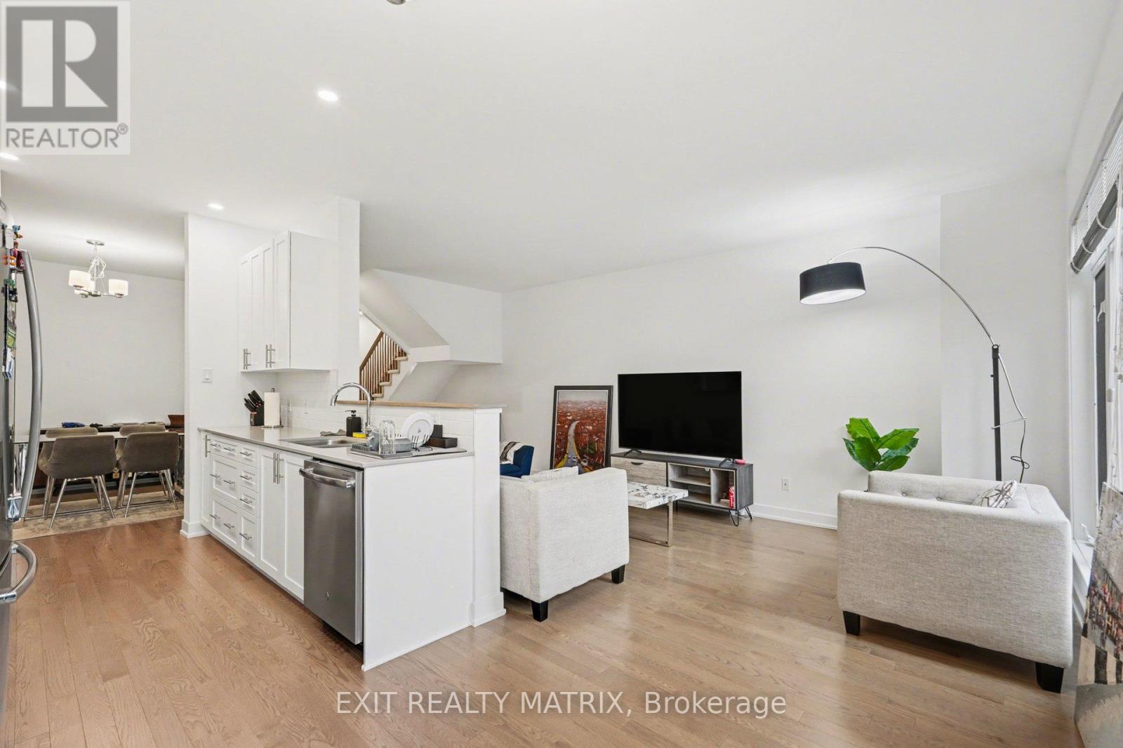 656 Putney Crescent W