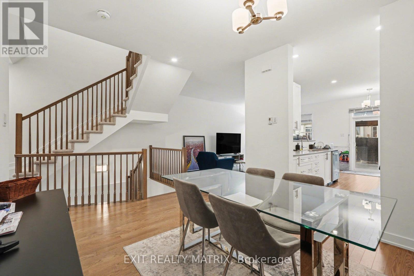 656 Putney Crescent W