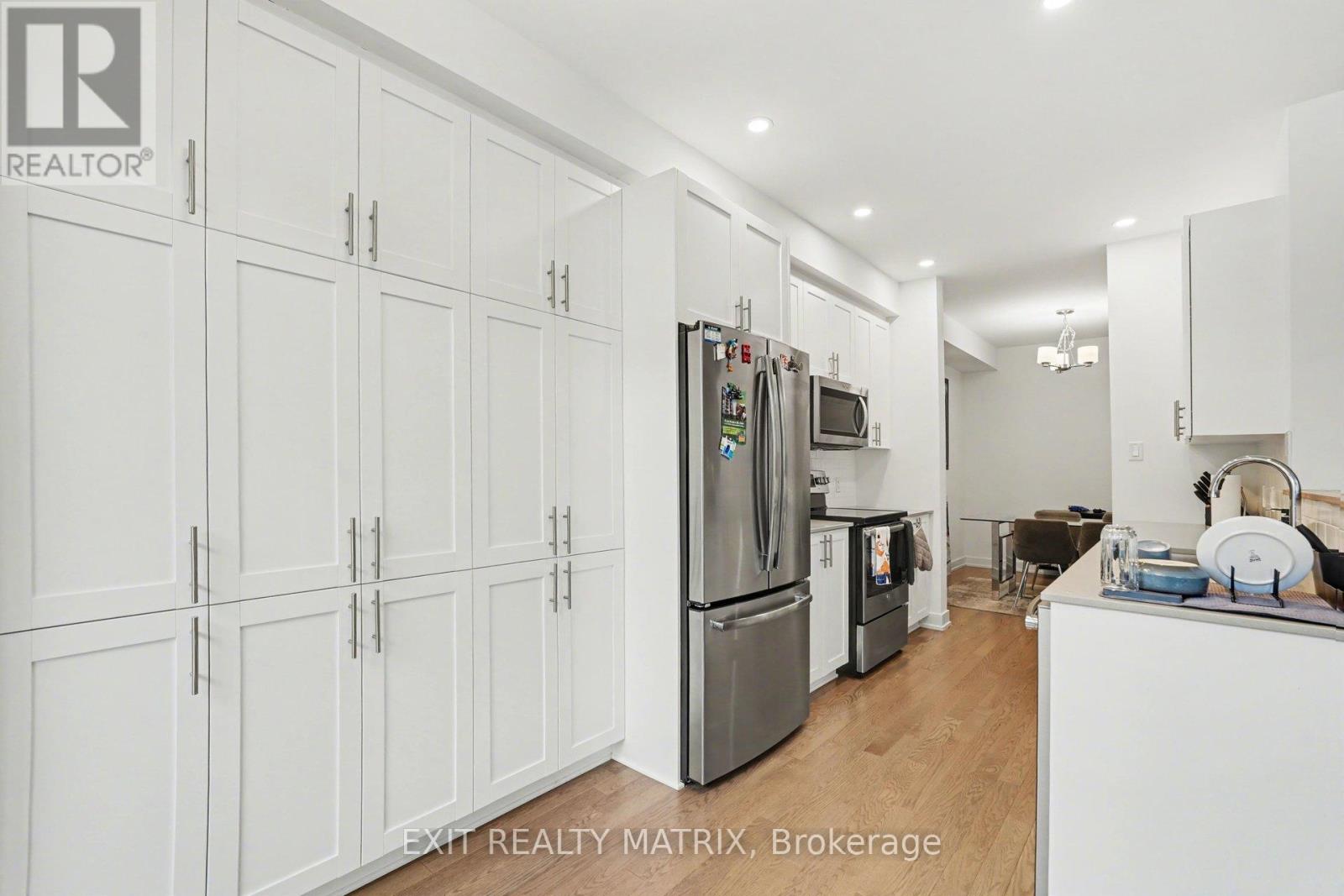 656 Putney Crescent W