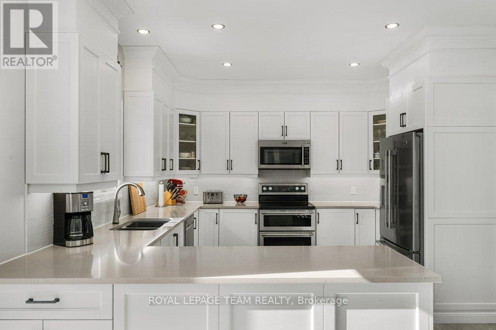 8 Thunderbird Crescent