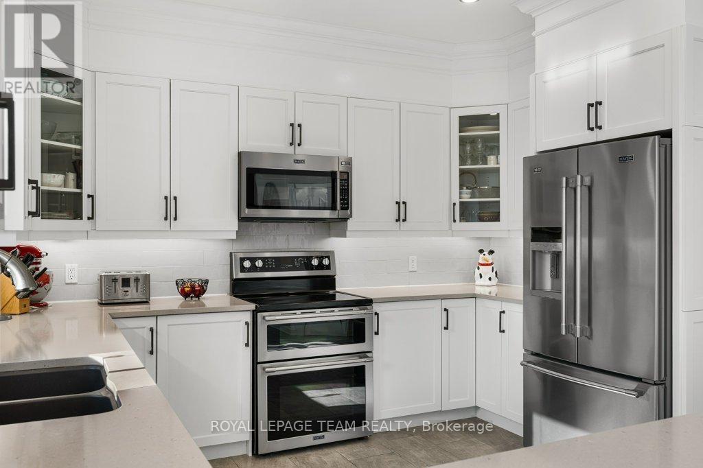 8 Thunderbird Crescent