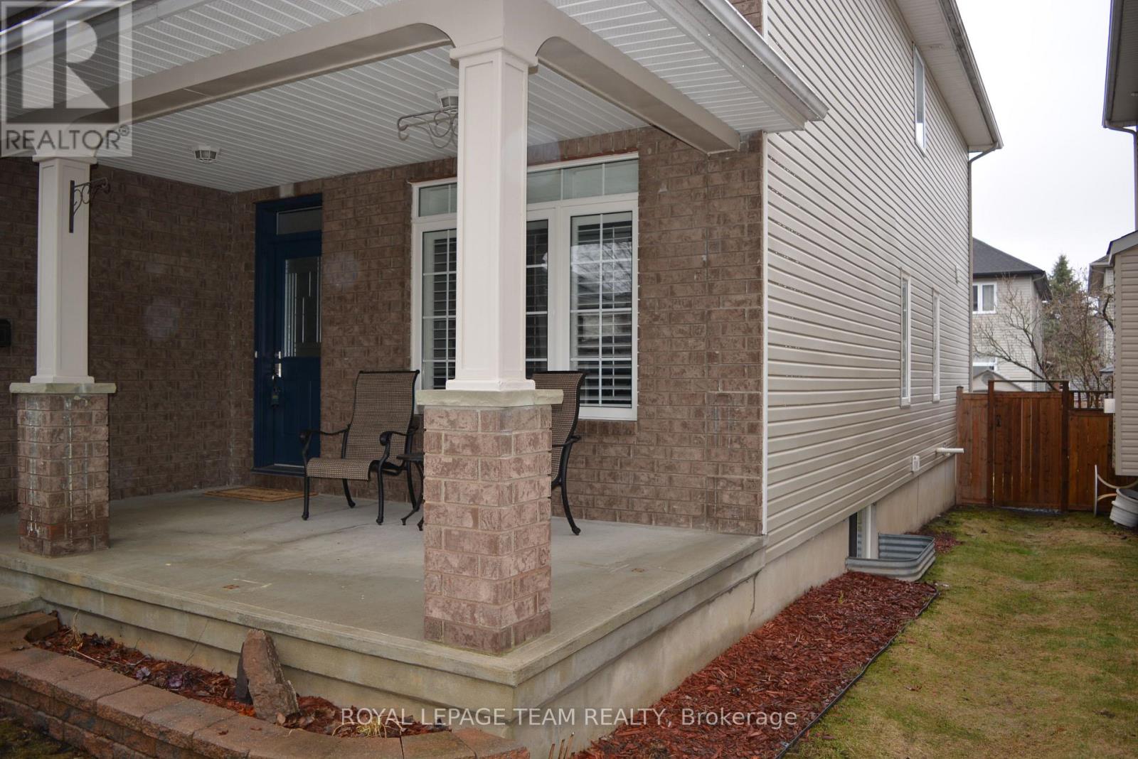 8 Thunderbird Crescent