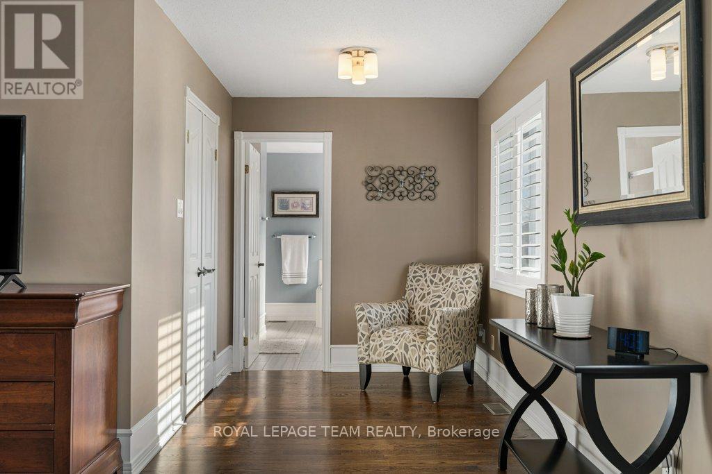 8 Thunderbird Crescent