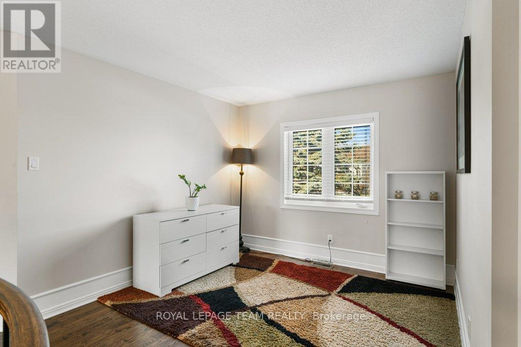 8 Thunderbird Crescent